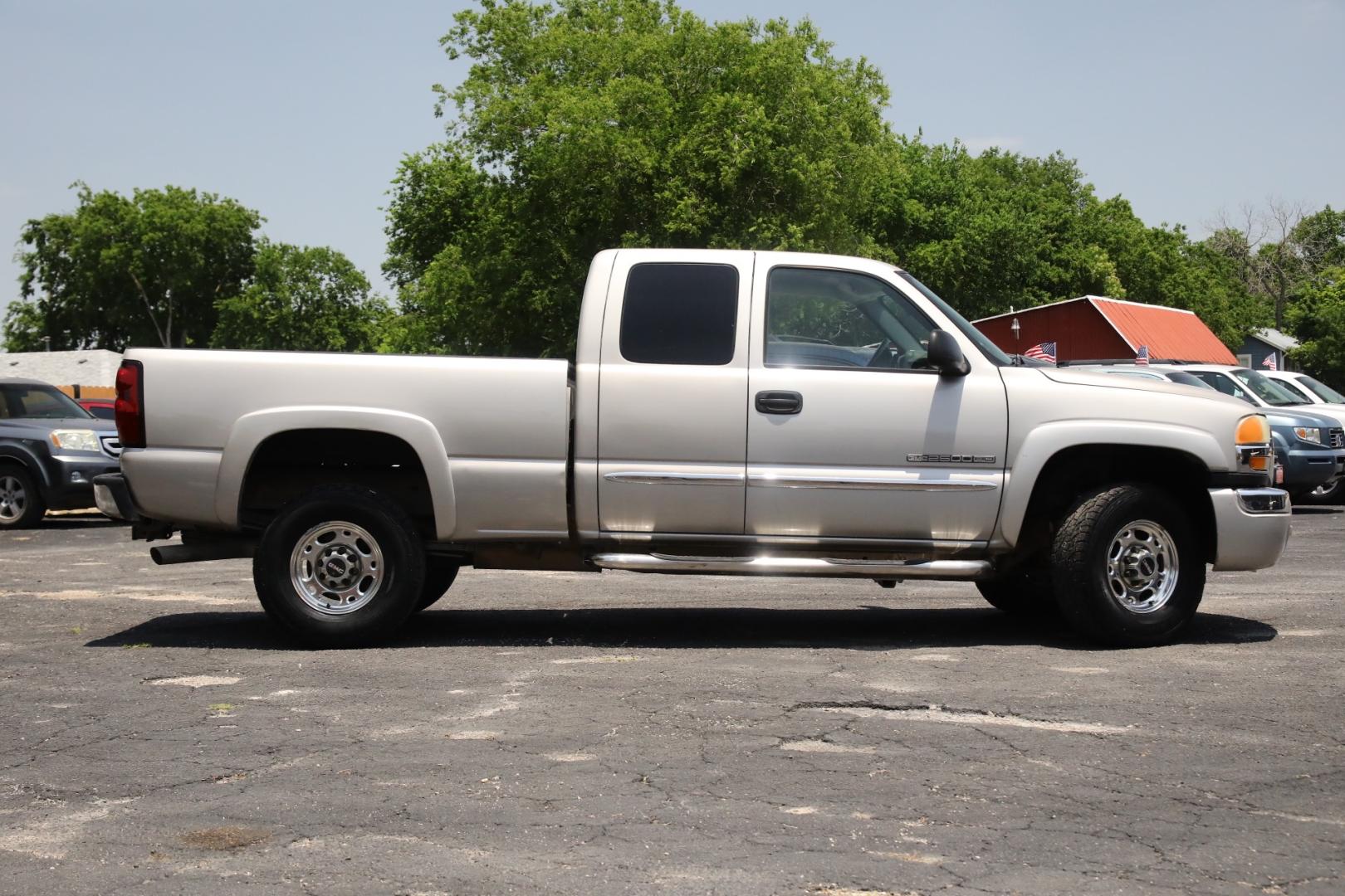 2004 SILVER GMC SIERRA 2500HD SLT Ext. Cab Short Bed 2WD (1GTHC29U64E) with an 6.0L V8 OHV 16V engine, 4-SPEED AUTOMATIC OR 5-SPEED AUTOMATIC OR 6-SP transmission, located at 420 E. Kingsbury St., Seguin, TX, 78155, (830) 401-0495, 29.581060, -97.961647 - Photo#3